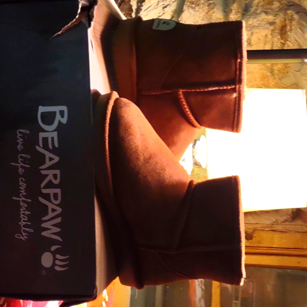 BRAND NEW  Woman's Bearpaw  Demi 619  Color Hickory boots.. NEVER WORN. So comfy